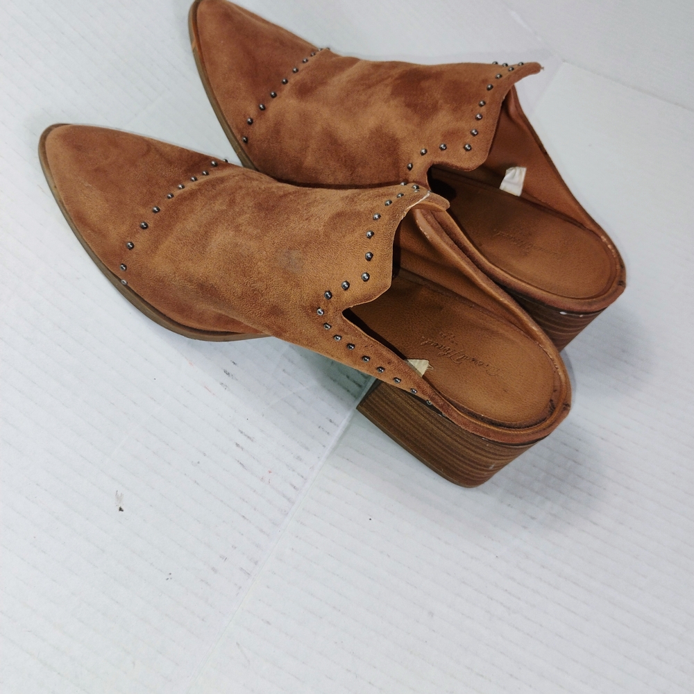 Universal Thread Crista Studded Pointed-Toe Heele… - image 7